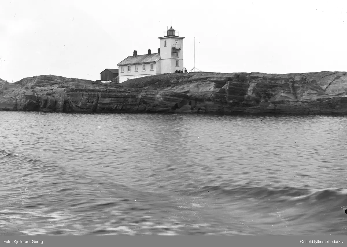 Langøytangen fyr ved Langesund, Bamble i Telemark (gammelt tårn), fotografert 1910. Dagens fyrtårn er bygd i 1911.