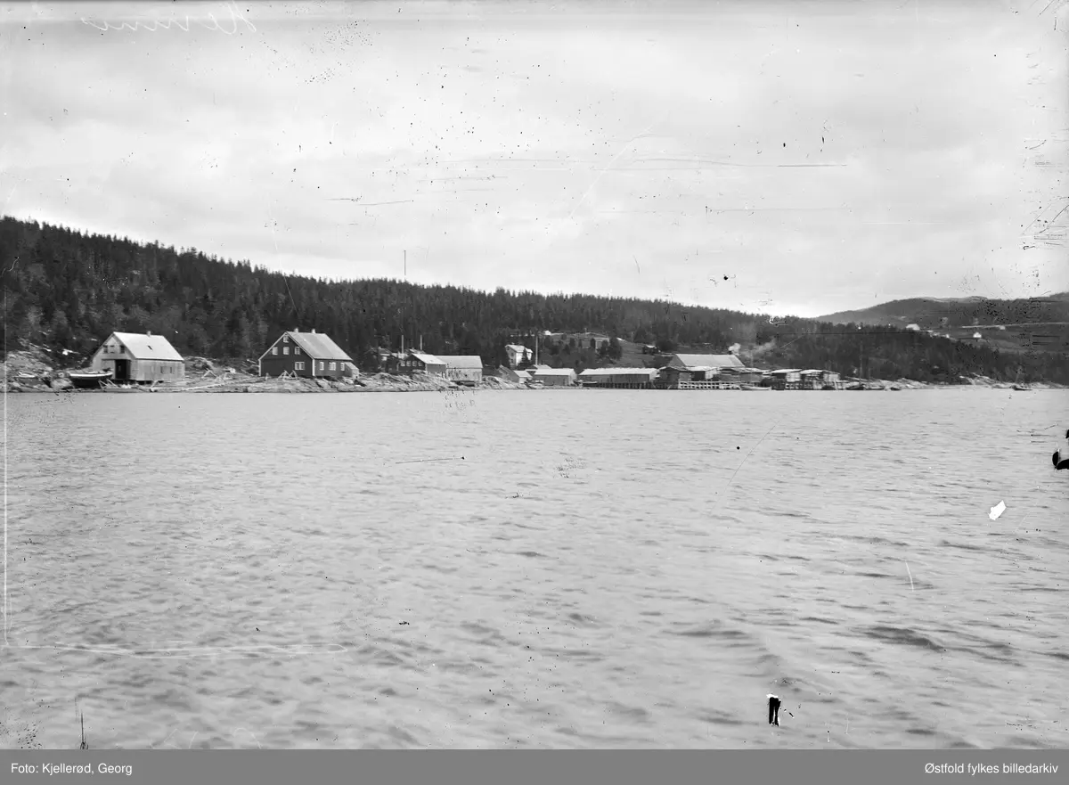 Ant Hemnesbruket, stort safbruk i Hemnesberget oppretta 1885. 
Hemnesberget i Nordland.