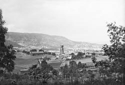 Strømsgodset, Drammen. Fotografen har stått i hestenga til g