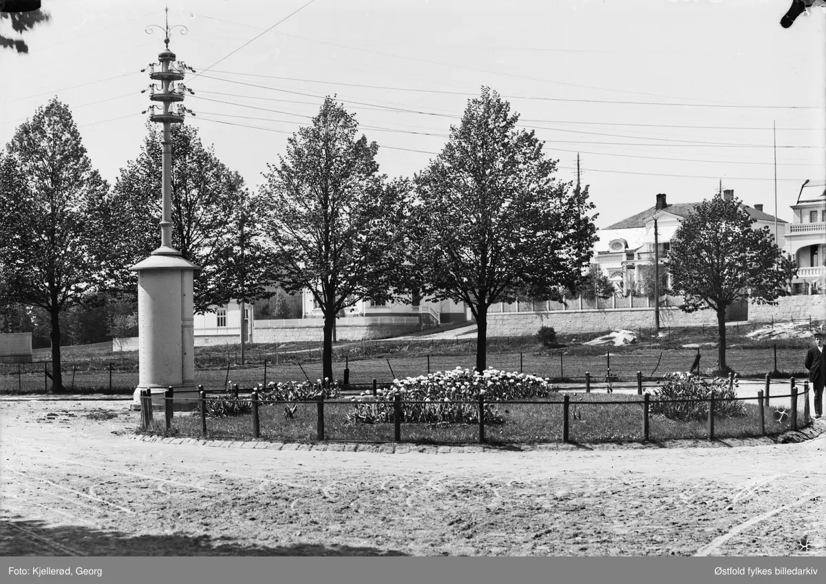 Jernbaneparken i Fredrikstad, transformatorkiosk.
Bebyggelsen til Schwartzelunden i bakgrunnen.