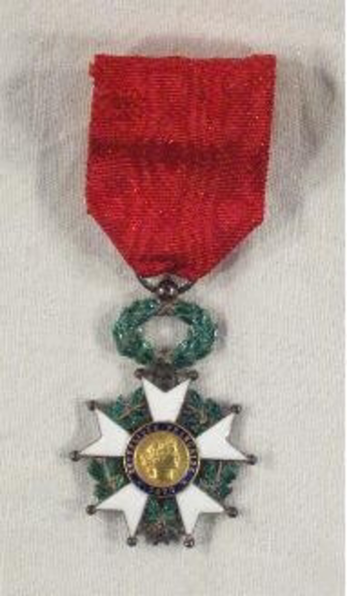 a= Chevalier de I' Ordre National de la legion d ' honneut.
b= 2 st  band
c= Ordensbrev, 21 febr. 1921.

Vilhelm Lundvik föddes i Norge till överingengör Carl Johan Lundvid och Ebba Maria född Simpler. Efter examen började Vilhelm Lundvik sin karriär  vid riksdagen där han bland annat var utskottssekreterare vid Konstitutionsutskottet. Han kom att vara handelsattaché i Paris 1919-1925 och i Bryssel 1921-1925. Efter en karriär inom politiken och inom olika organsiationer utsågs han som landshövding i Älvsborgs län 1941, vilken befattning som han höll fram till 1955.