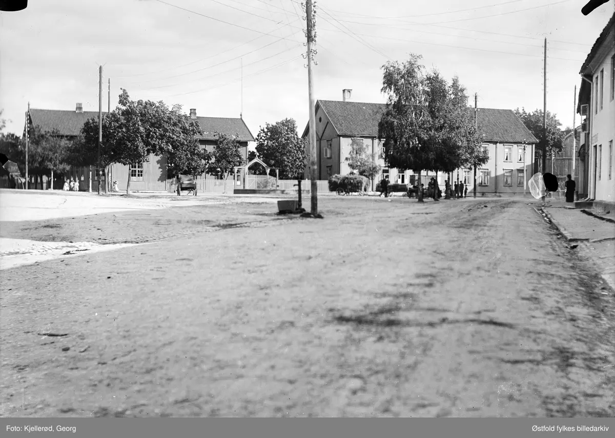 Dyrmyrgata på Kongsberg i retning "Tråkka" som er navnet på torget vi ser i forgrunnen her,  1909.