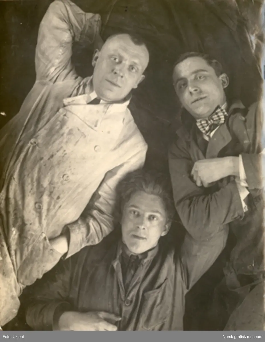 Tre menn fotografert liggende på et mørkt stoff. Identifiseringen av mennene er usikker. Sannsynligvis fotografert på Dreyers Reproduktionsanstalt i Stavanger.
Albumtekst: 1927. 3 nasjoner Tysk Norsk Dansk