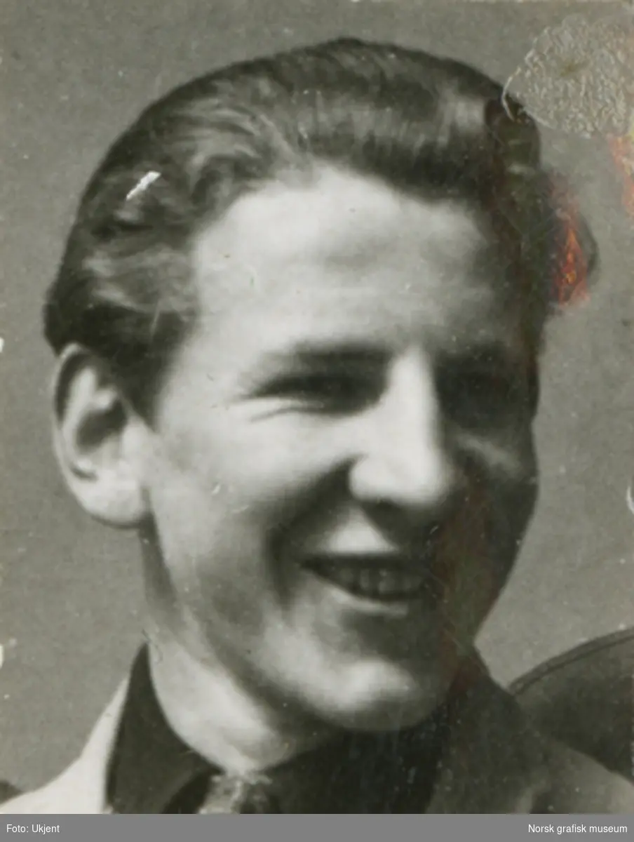 Portrettfoto av Arne Olsen, ansatt ved Dreyers Reproduktionsanstalt.
Albumtekst: Arne Olsen.