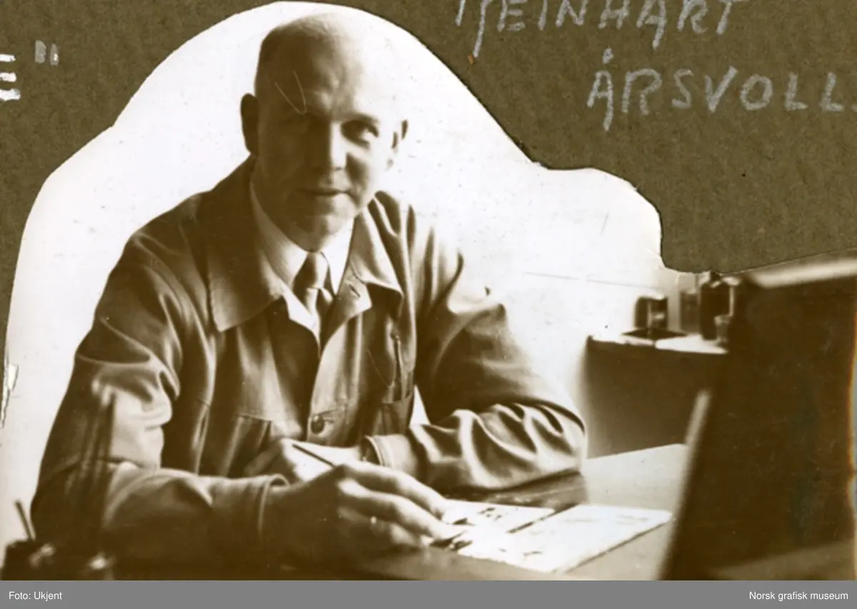 Mann i arbeidstøy sitter ved en arbeidspult. Birger Birgersen ved Dreyers Reproduktionsanstalt i Stavanger.
Albumtekst: "Birger Birgersen"