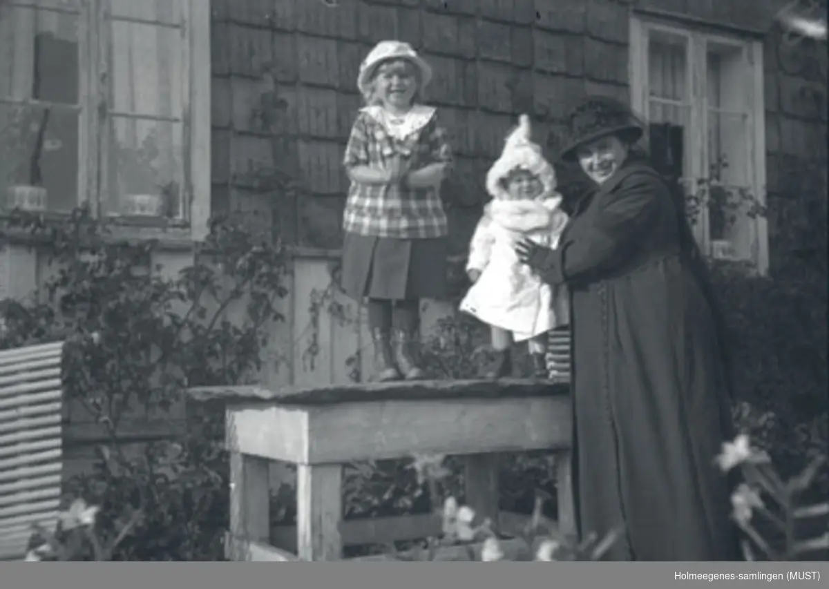 Gunhild, Karen og Sigrid foran huset på Holmeegenes i Stavanger.