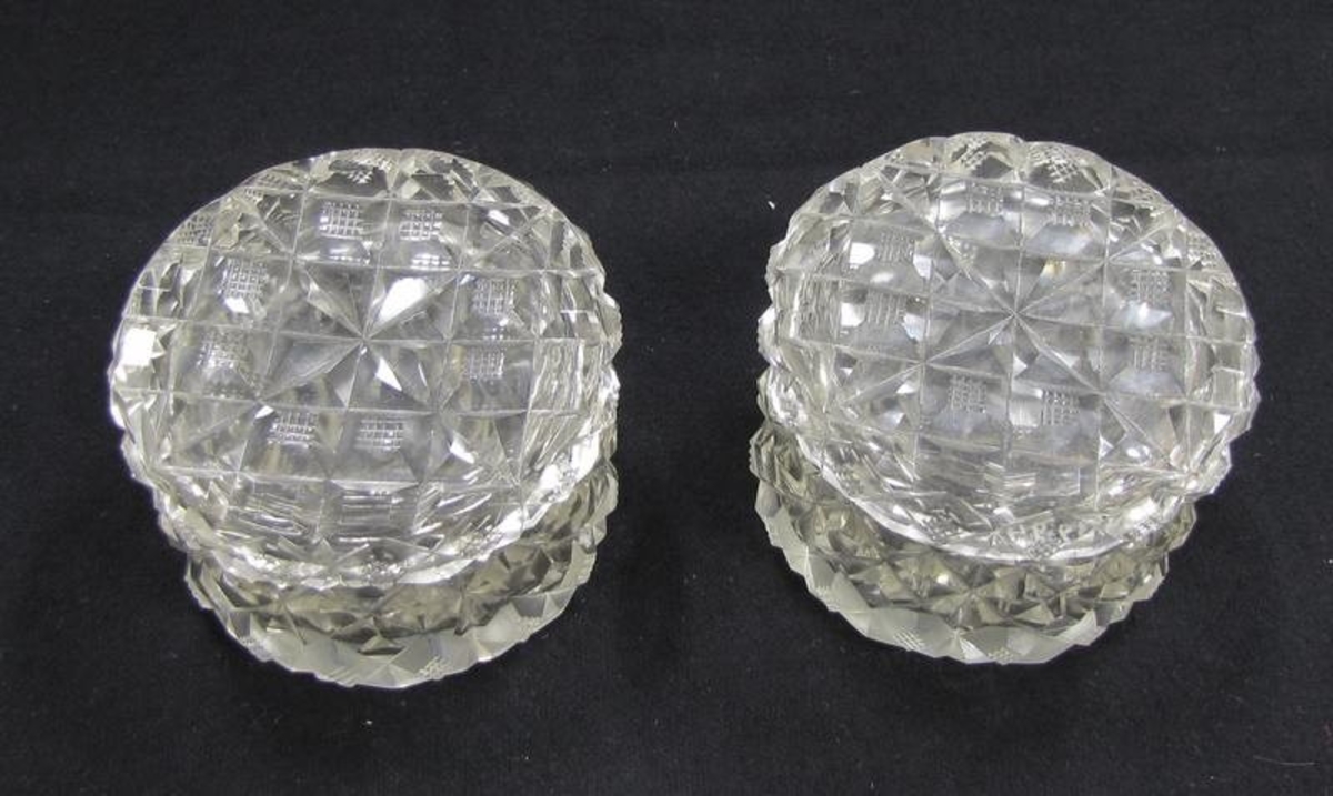 Två runda askar med lock l i glas med fasettslipning.



Ingår i en samling med 2 st. runda askar med lock diam. 6,5 cm. 1 större L. 23 cm. 1 mindre L. 10 cm. avlång skål. Fasettslipat glas. Föremålen låg i en låda i ett toilettbord till möbel VM 13 924. Förvaring för kammar, nålar, nipper m.m.