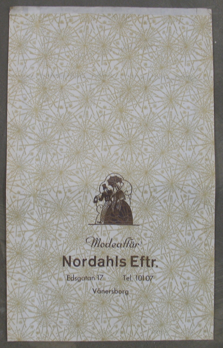 1 av 5 st Hattpåsar.
Nordahls Eftr
Modeaffär Edsgatan 17 
Vänersborg Rikstelefon 107

Systrarna Klara och Annie Ekberg bodde hela livet i Vänersborg, sedan 1934 i villan Belfragegatan 25. Föräldrarna Anders Ekberg och Josefina Olsson gifte sig 1888.