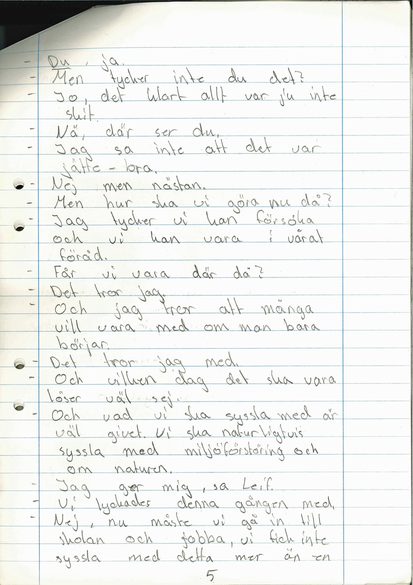 Uppsats om en framtidsversion om år 2000 skriven 1979.

Titeln är "Framtiden och vår miljö".

Ingår i en samling innehållande 98 st Uppsatser. 103 st Teckningar gjorda av skolbarn, från norra länsdelen.

Från en tävling. ''Framtiden och vår miljö'', annordnad av Älvsborgs-posten i samarbete med Älvsborgs Länsmuseum. Utställning. 19 Dec. 1979.