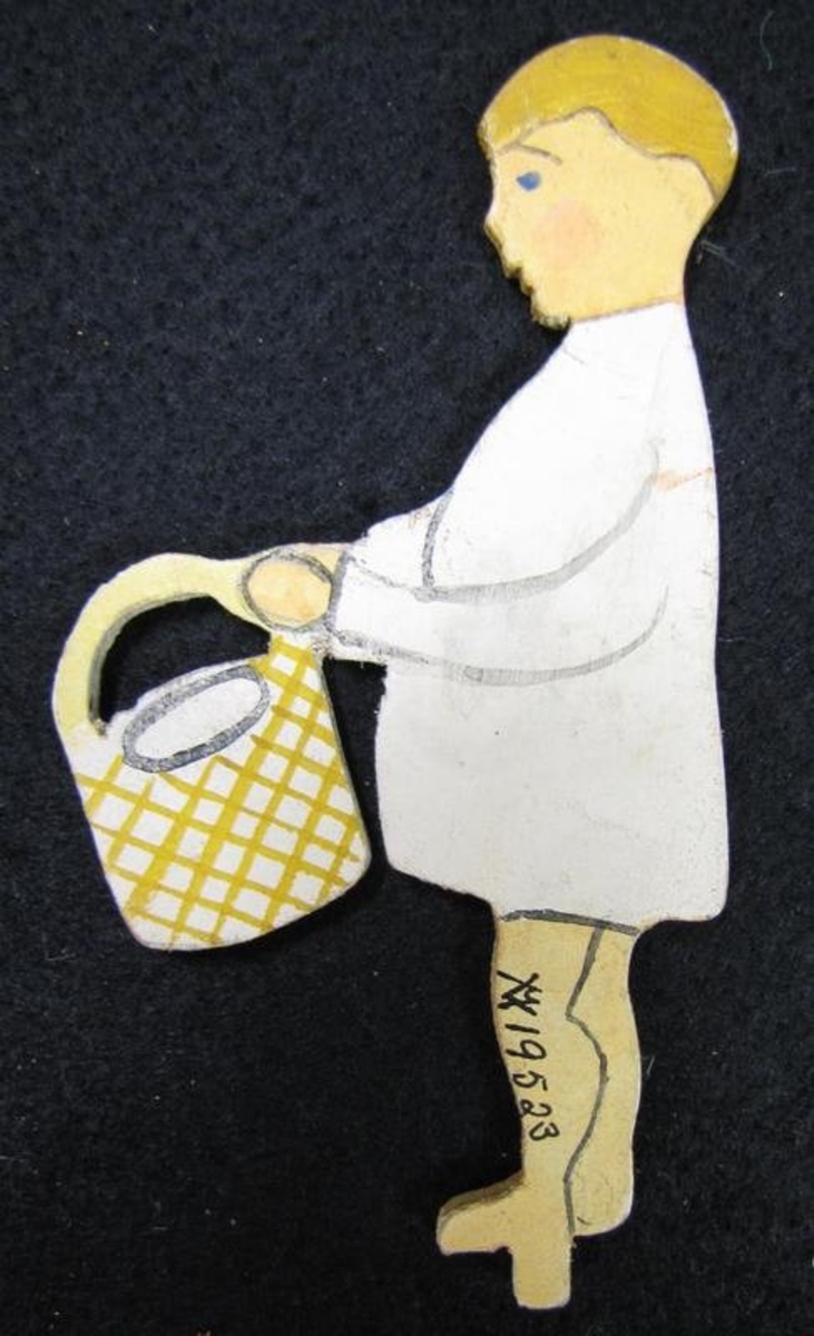 Utsågad, målad träfigur i form av en stående pojke med en korg.

Bland arkivalier och foton som tagits tillvara efter rektor Erland Borglund, grundaren av Stenebyskolan i Dals Långed i Dalsland, fanns dessa modeller från träslöjden på skolan. Bl.a. en julkrubba med olika figurer. Ljusstakar, djur, växter.