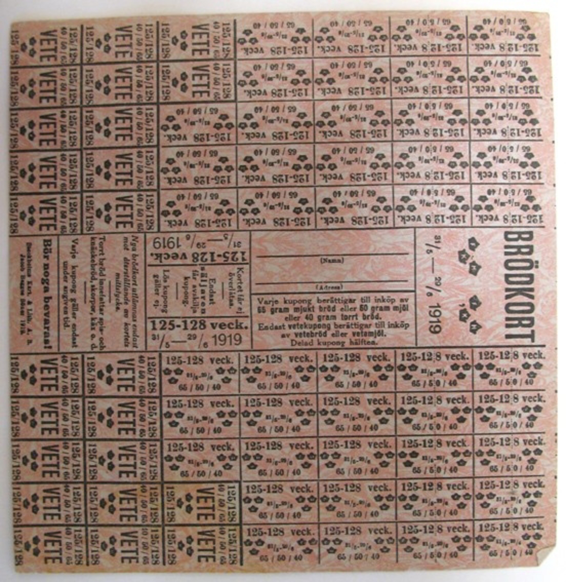 Ransoneringskort för bröd gällande 31/5 - 29/6 1919. Varje kupong berättigade till inköp av 65 gram mjukt bröd eller 50 gram mjöl eller 40 gram torrt bröd. Endast vetekupong berättigar till inköp av vetebröd eller vetemjöl.


Föremålet hittat omärkt i samlingarna 2007.