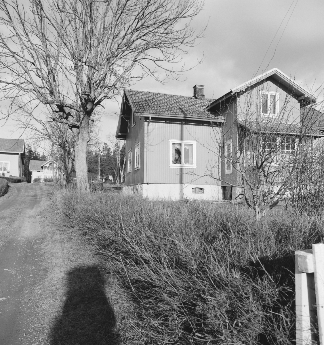 Klevbakken, Ådalsbruk. Huset i forgrunnen er Klevbakken 80. Huset bak til venstre er Klevbakken 74. Huset bakerst er Klevbakken 76 (tidligere Bergsted).