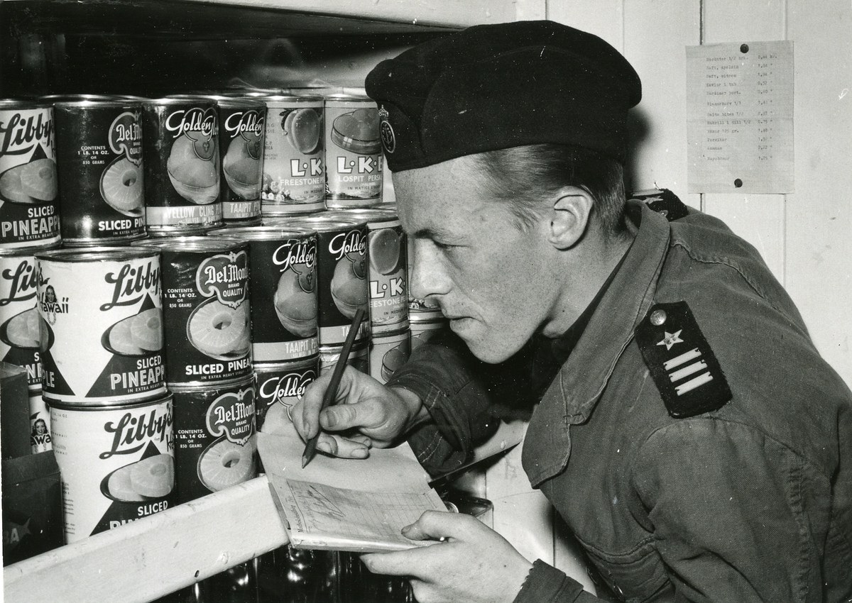 Förrådskomplettering ombord på Prins Carl den 16 juni 1954.
