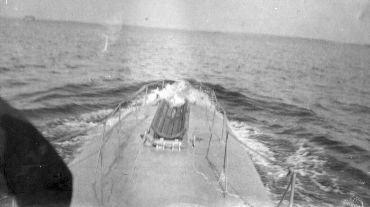 Foto taget mot uåtsfören på ubåt nr.4 ute till sjöss 1914-1915.