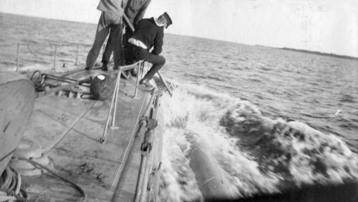 Sjömän i till sjöss står på däck vid inbogsering av skjuten torped mellan åren 1914-1915.