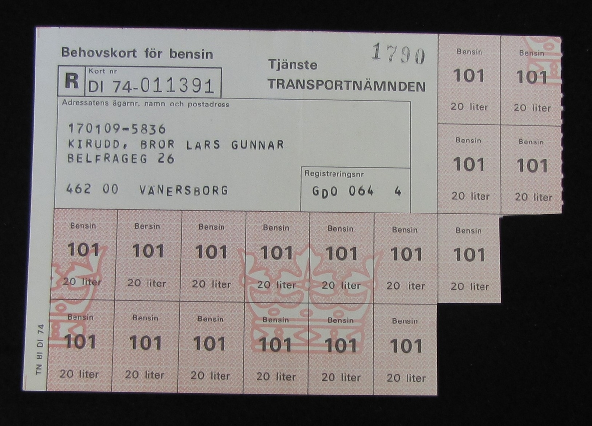Ransoneringskort, kupong, från 1974. Gäller bensin. Ransoneringen på bensin varade endast mellan 8/1 1974 till 31/1 1974. Krisen berodde på att de oljeproducerande länderna i arabvärlden bildade en kartell för att höja priset på bensin.


Släkten Kirudd har sina rötter i Skåne. Bror Kirudd, f. Andersson (f. 1842) kom från fattiga förhållanden och stöttade familjens ekonomi med att sälja vispar och slevar av trä. Han flyttade, tillsammans med sin fru, som arbetat på mejeri, till en konfektionsfirma i Kiruna. Det gick bra för honom, så småningom tog han över firman. Men det var lite för norr ut för en Skåning så de tog över Öman & Mattssons konfektionsfabrik Gunnar Viborg i Uddevalla. Då tog han och hans familj efternamnet Kirudd, efter Kiruna och Uddevalla. Bror Kirudd sas vara ganska hetlevrad, och då han inte kunde förmå Uddevalla att subventionera elpriset till hans fabrik flyttade han till Vänersborg. Till en början gjorde man arbetskläder och overaller, men övergick så småningom till damkonfektion. En av sönerna till Bror, Sven Kirudd, bröt sig ur familjeföretaget och startade en byxfabrik på Gasverksgatan 9 i Vänersborg, kallad Sven Konfektion. Byxorna från fabriken kallades ''Svenbyxan''.