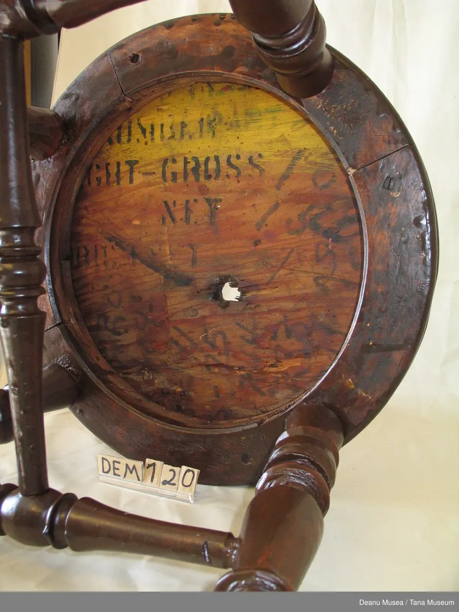 Svart pinnestol av tre.