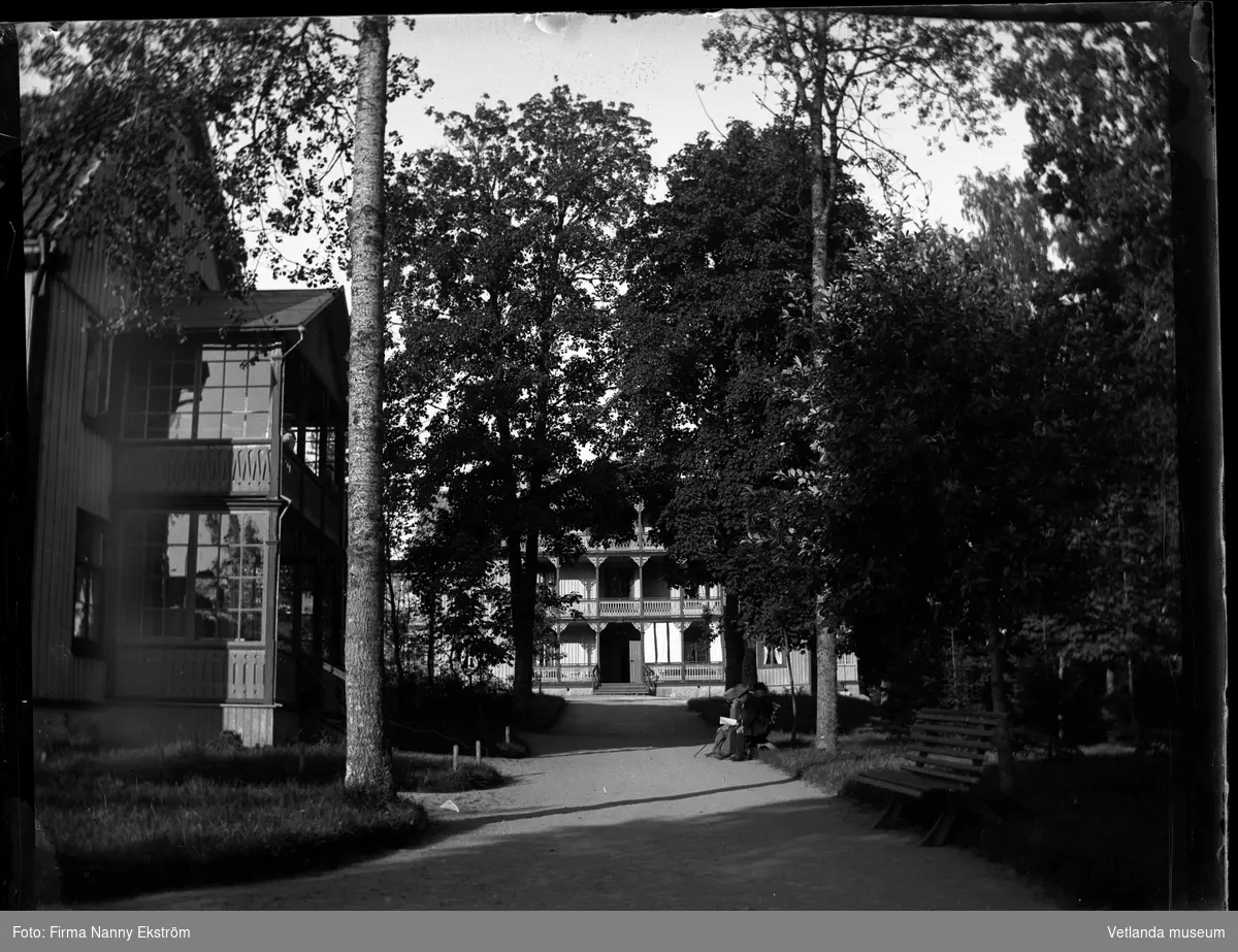 Lannaskede brunn, villa Slottet, till vänster Villa Velander.