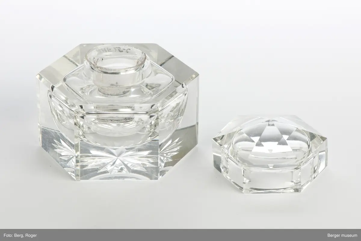 Blekkhus med lokk og en liten beholder til å ha blekk i. Objektet består derfor av tre deler. Stjernemønster under. Blekkhuset og lokket er 6-kantet.