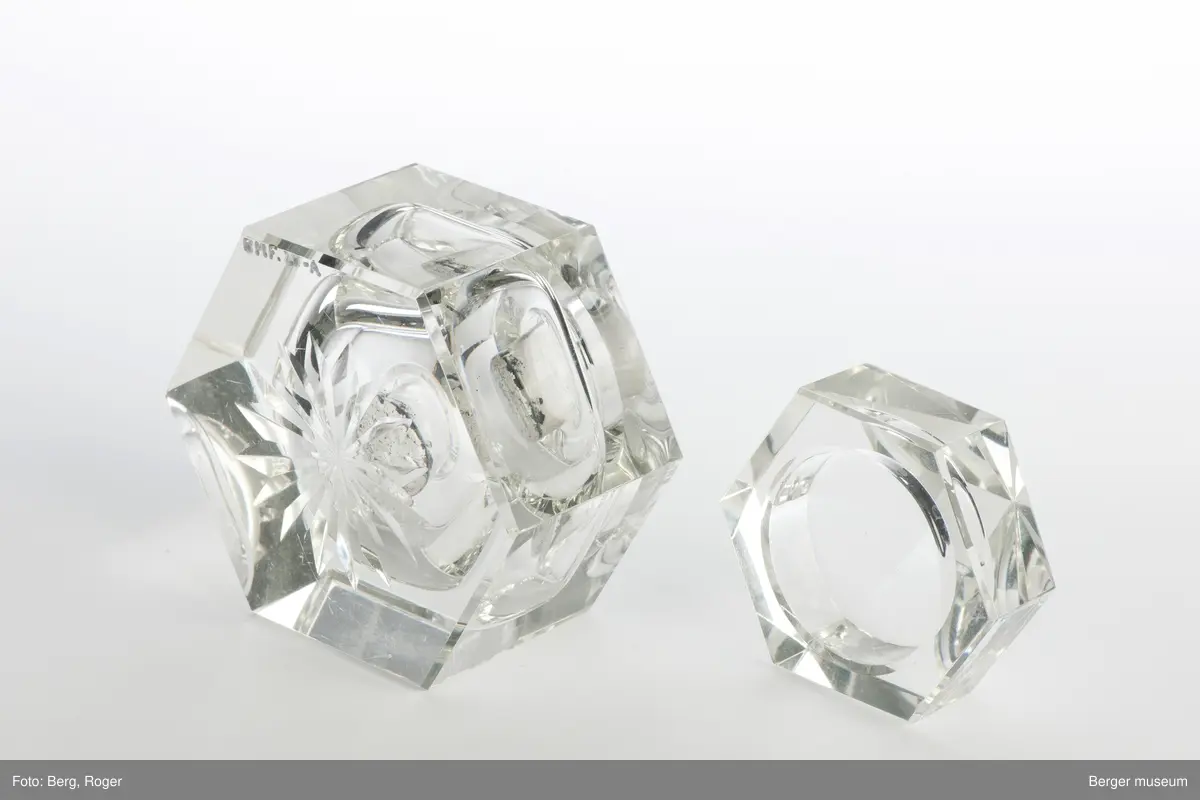 Blekkhus med lokk og en liten beholder til å ha blekk i. Objektet består derfor av tre deler. Stjernemønster under. Blekkhuset og lokket er 6-kantet.