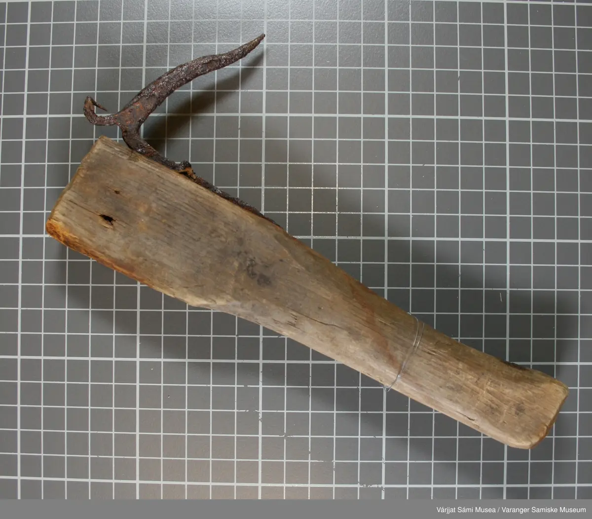 Fire. klepper funnet på Angsnes/Kvalnes:

Klepp nr. 1) Skaftet av tre og kroken av jern. Lengde: 21 cm, lengde på kroken: 7 cm
Klepp nr. 2) Skaftet er av lyst tre og kroken av aluminium. En stor X på sakftet.
                                                                 Lengde: 22 cm, lengde på kroken: 3,5 cm
Klepp nr. 3) Skaftet er av tre og kroken av jern. På skaftet er det brent inn følgende: Et 
                  anker Joh Løsdal a/s                 Lengde på skaftet: 19 cm, kroken: 4,5 cm
                                 BODØ

Klepp nr. 4) Skaftet av tre og kroken av jern. Kroken er festet til skaftet med en kopper-
                  plate som er stiftet med kopperspiker. Lengde på skaftet: 38 cm, kroken: 6,5