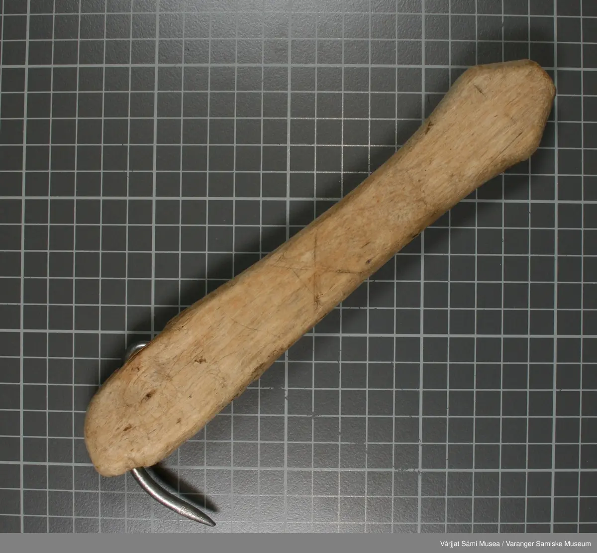Fire. klepper funnet på Angsnes/Kvalnes:

Klepp nr. 1) Skaftet av tre og kroken av jern. Lengde: 21 cm, lengde på kroken: 7 cm
Klepp nr. 2) Skaftet er av lyst tre og kroken av aluminium. En stor X på sakftet.
                                                                 Lengde: 22 cm, lengde på kroken: 3,5 cm
Klepp nr. 3) Skaftet er av tre og kroken av jern. På skaftet er det brent inn følgende: Et 
                  anker Joh Løsdal a/s                 Lengde på skaftet: 19 cm, kroken: 4,5 cm
                                 BODØ

Klepp nr. 4) Skaftet av tre og kroken av jern. Kroken er festet til skaftet med en kopper-
                  plate som er stiftet med kopperspiker. Lengde på skaftet: 38 cm, kroken: 6,5