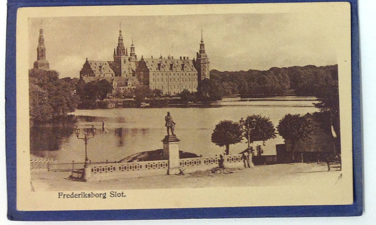 Hefte a inneholder diverse postkort med motiv fra Fredensborg, Roskilde domkirke og Frederiksborg slott. Hefte b inneholder diverse postkort med motiver fra København. Hefte c inneholder 10 små prospekter fra rom og interiør på Fredensborg slott.