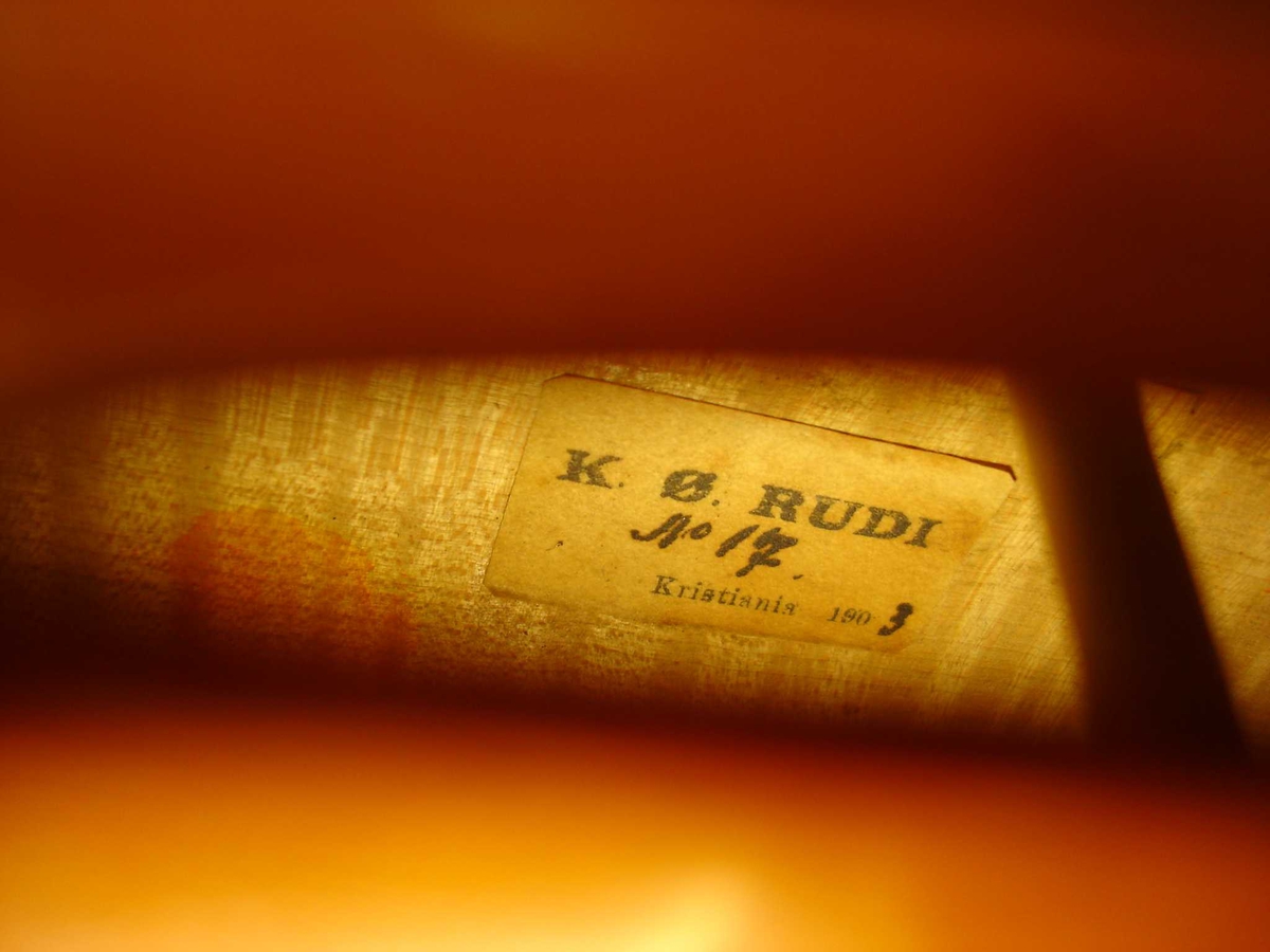 Hardingfele laga av Knut Ø. Rudi i 1903.  Hardingfele, feleskrin og boge (VFF 15615a-c).