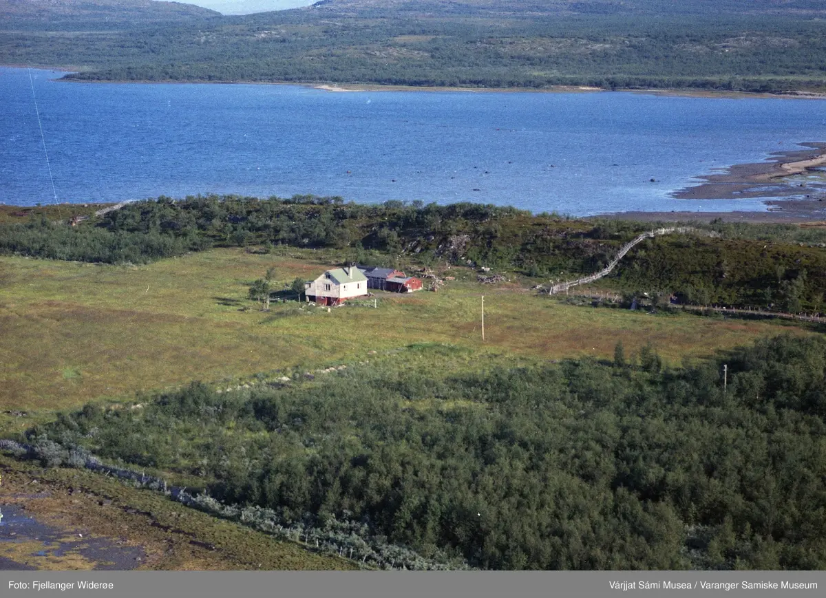 Flyfoto av Vuonnabahta / Varangerbotn i Unjárgga gielda / Nesseby kommune, 1963.