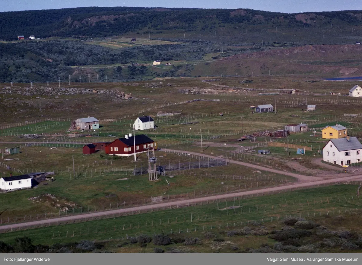 Flyfoto av Unjárga / Nesseby i Unjárgga gielda / Nesseby kommune, 1963.