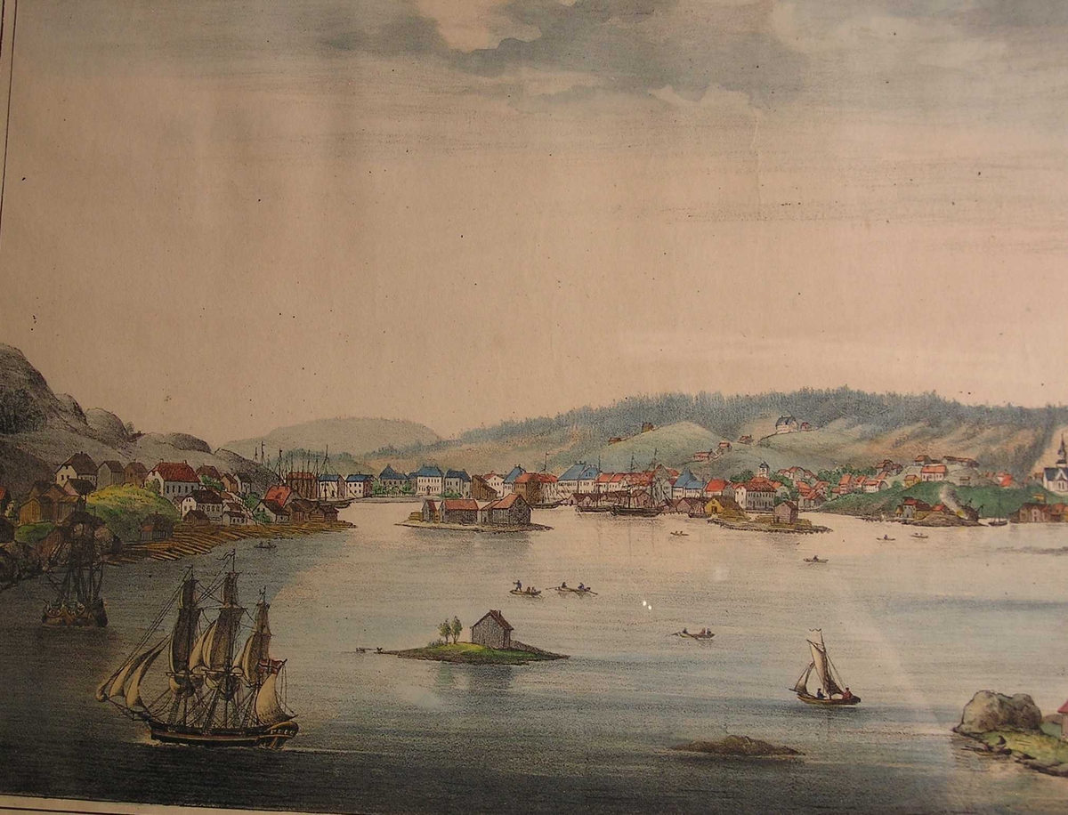 Oversikt over Kragerøfjorden med Øya, byen, diverse fartøy på vannet, bebyggelse og skjær.