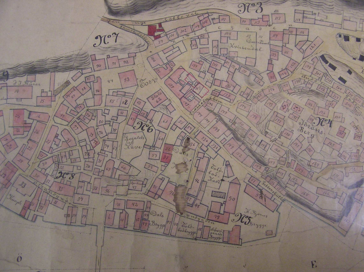 bydel : fra bukta ved stillnestangen til Barthebrygga.
Gamle Kragerø sentrum
