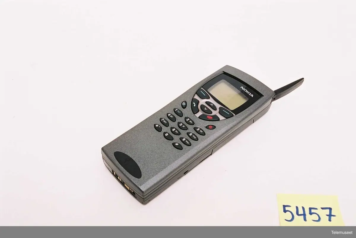 Nokia 9110 RAE-2N Mod. N
490548/70/492205/9
Code 0630173
Stanbytid: 60-170t
Taletid, datatid: 3- 6t
Batteri: Nokia(Czech Republic) Type BLN -3  3,6V 
Telefonen har et program minnekort på 8 Mbyte 
Type DT5-8
