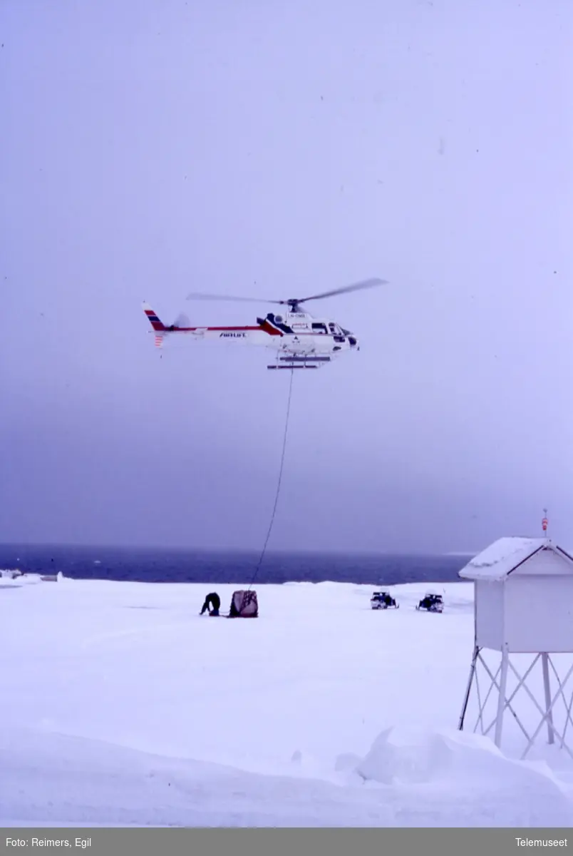 Bygninger Svalbard - Isfjord radio - Lossing fra Paolarsyssel med helicopter - Hiv løses