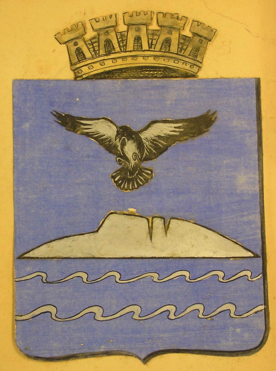 1. Øya med bølger, seilskute. 2. Øya, bølger, "Kragerø" 3. Øya, bølger, kråke (sort) 4. Øya, bølger, kråke (sølv)
Krone over alle utkast.