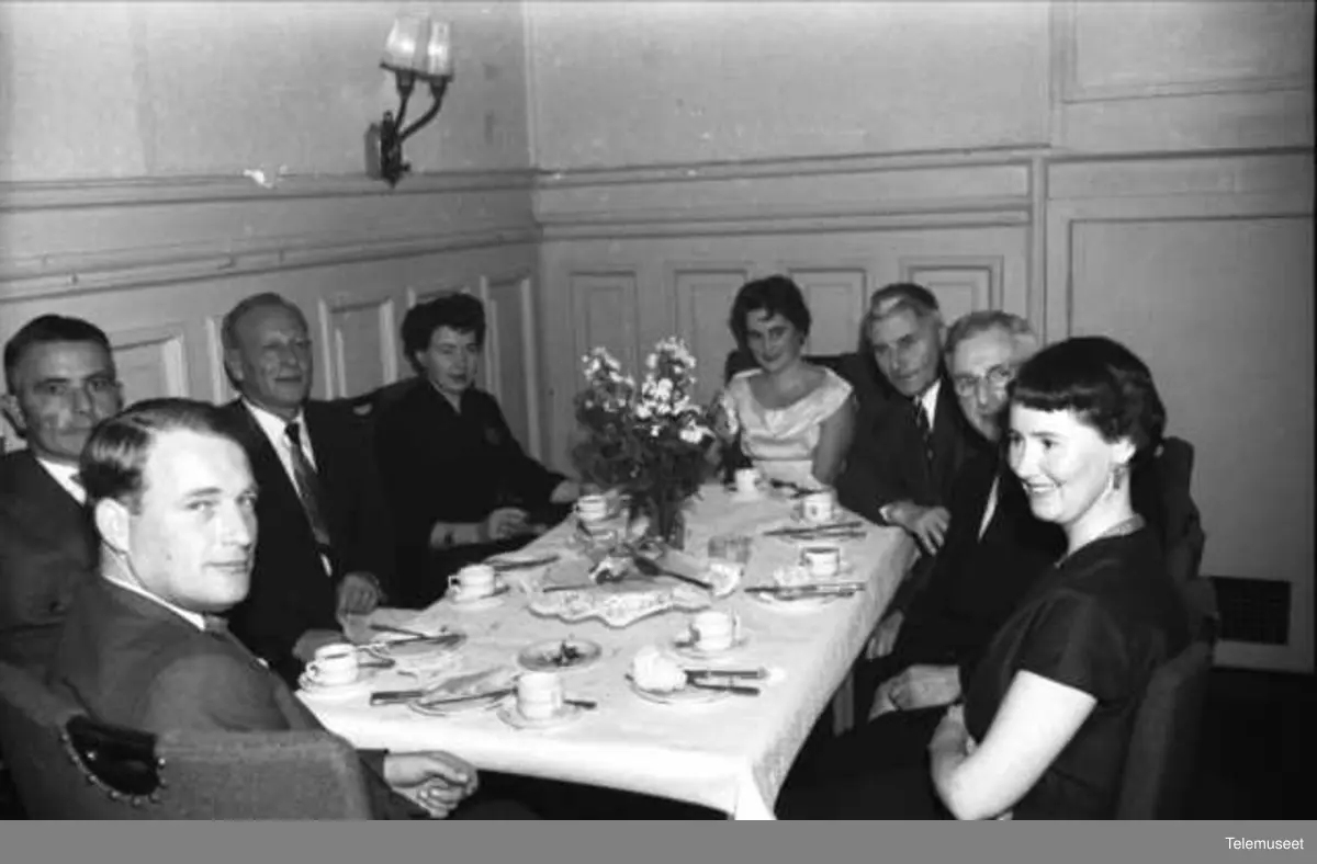 Telefonen 75 år i Bergen. Bergen telefonanleggs fest i NIFs lokaler