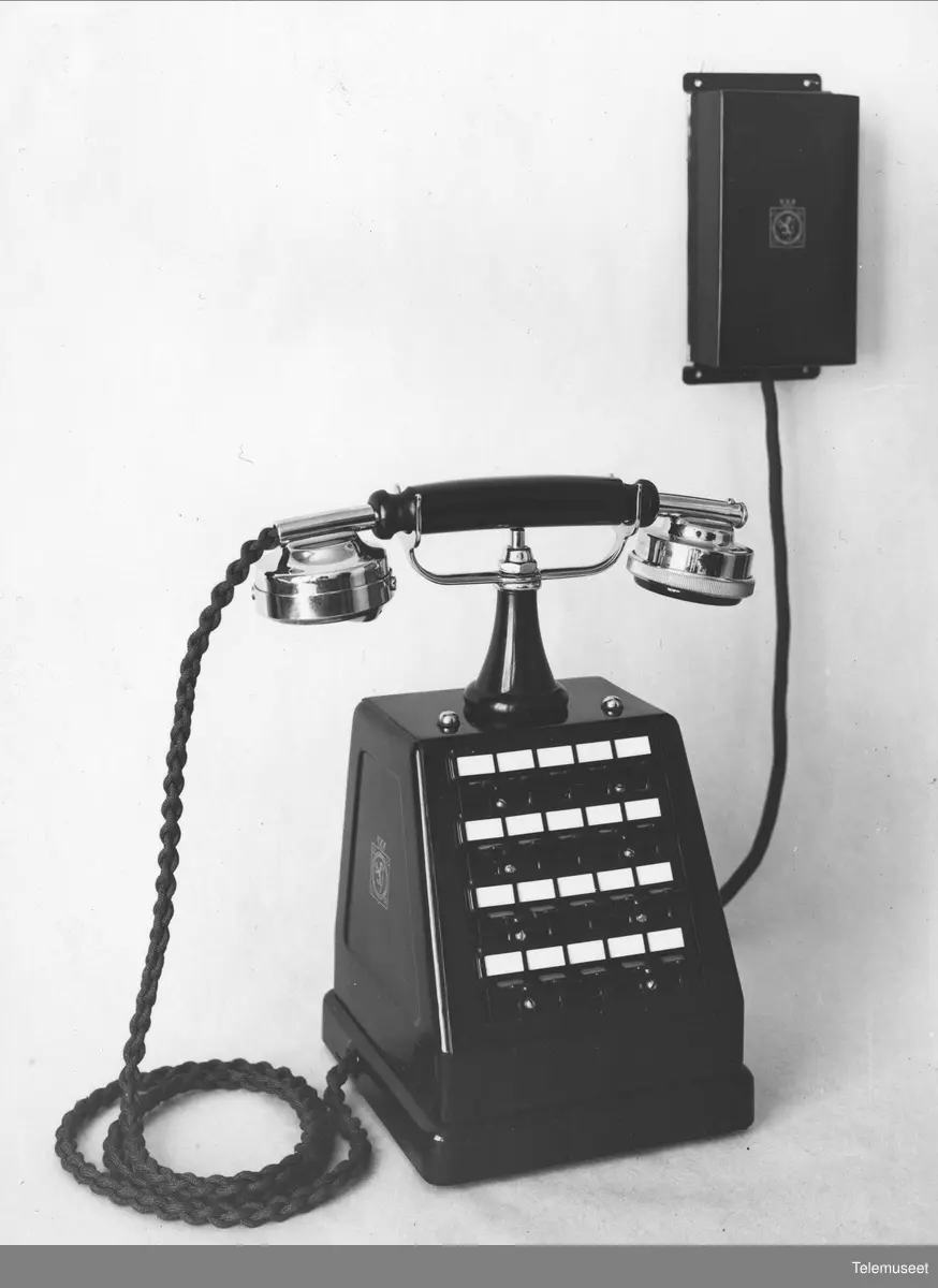 Telefonapparater EB lokalapparat med 20 linjer og batterioppringing kat.nr. 3304/3309