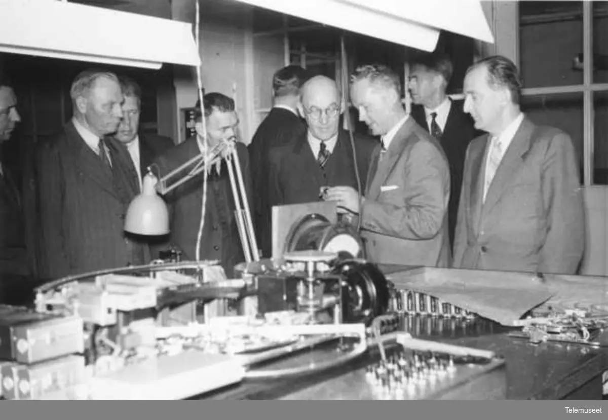 Gruppebilder, møter, bedrifter, arbeidsplasser, omvisning, samferdselskomiteen 1954, Elektrisk Bureau 