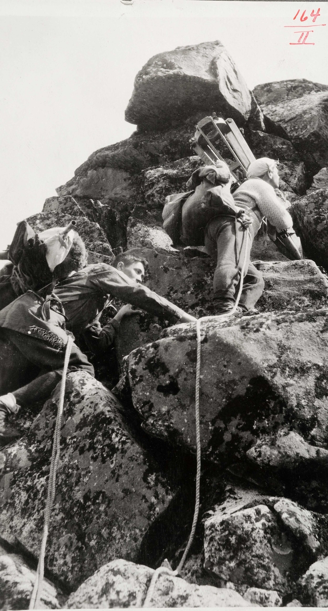 GEODESI.Triangulering: Oppstigning til Dyrhaugstind, Jotunheimen.
