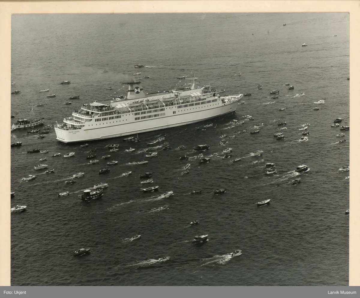 MS Peter Wessel (nr. 3) - Larvik Line - under innseiling med følge av mange småbåter.