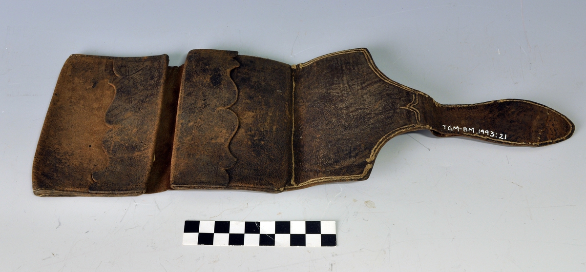 Små kors og rundringer i geometriske mønstre.