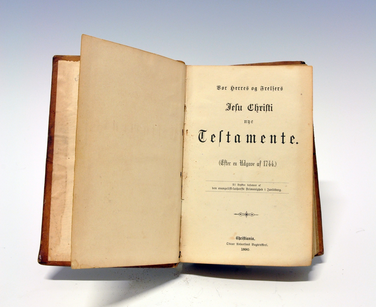 Det Nye Testamentet.
"Jesu Christi Testamente" - trykket i Christiania i 1890.