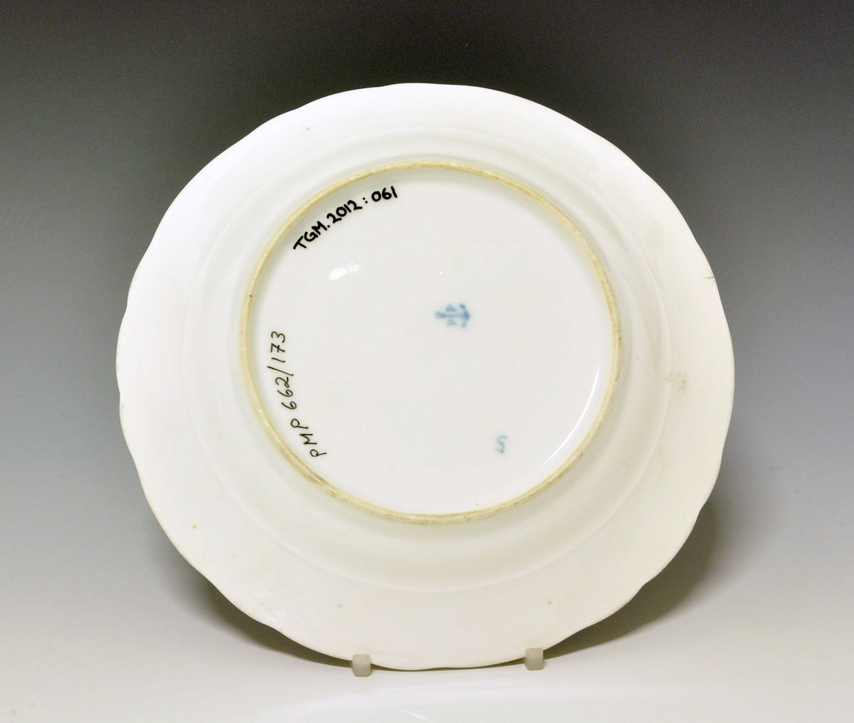 Flat desserttallerken i porselen, med bølget kant. 
Modell:173 Facon Meissen
Dekor: Stråmønster i blått