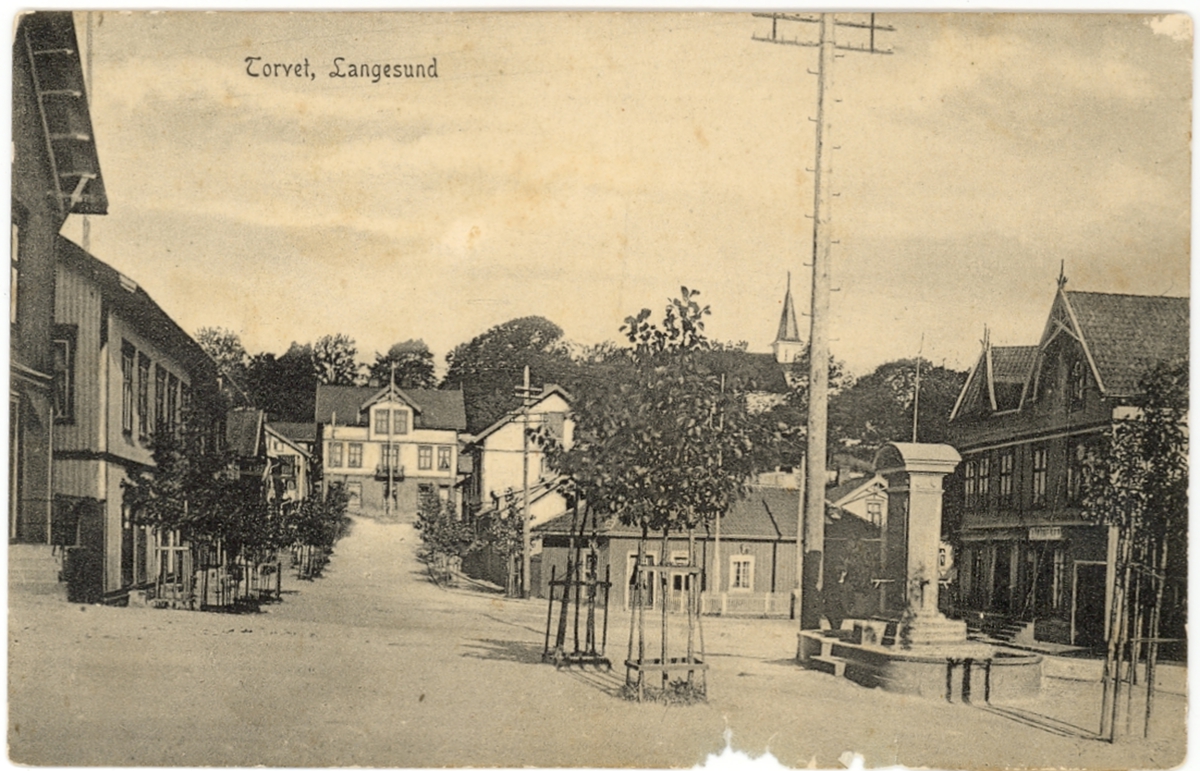 Fra Torget i Langesund.
Det er nyplanta trær på Torget og i Kirkeveien.