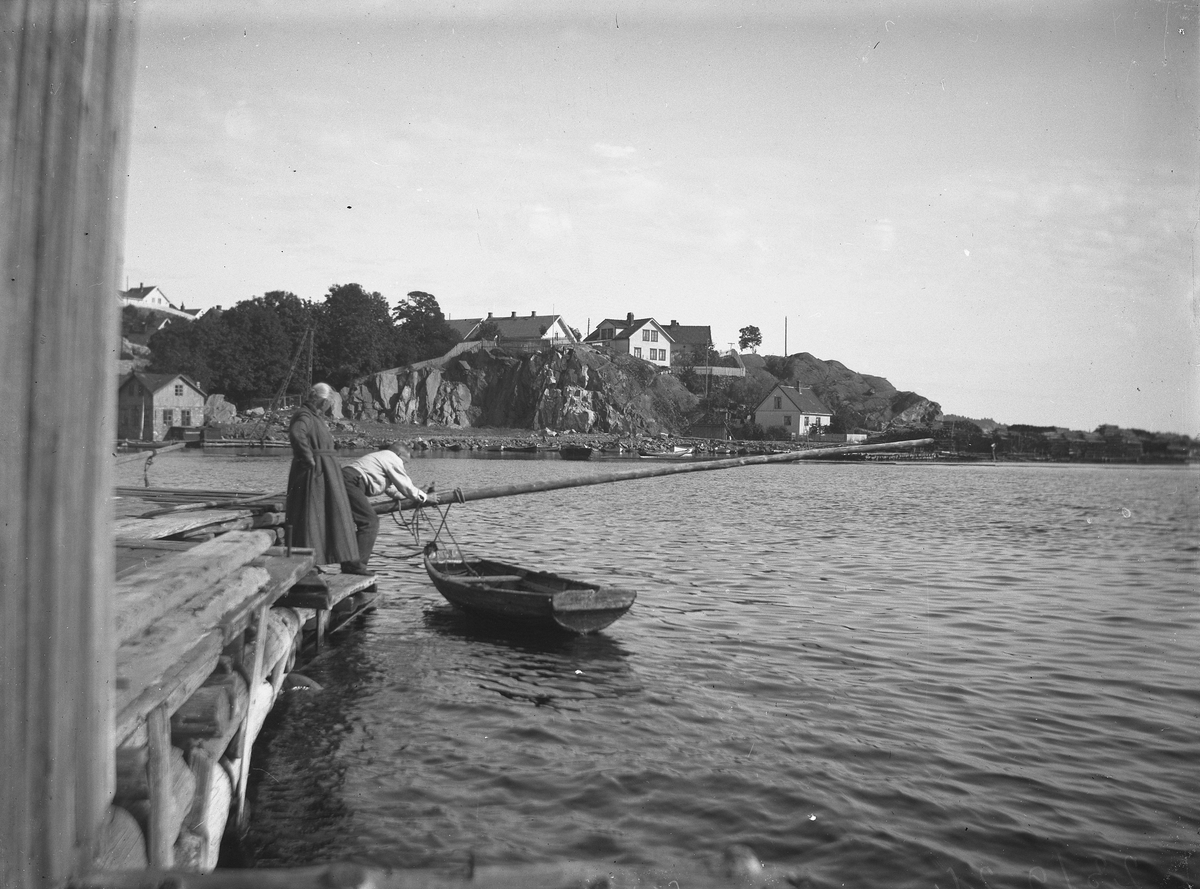 Mann og dame ved en robåt - Havna/Smedsbukta mot Skrubben 23/9-1926. Kragerø