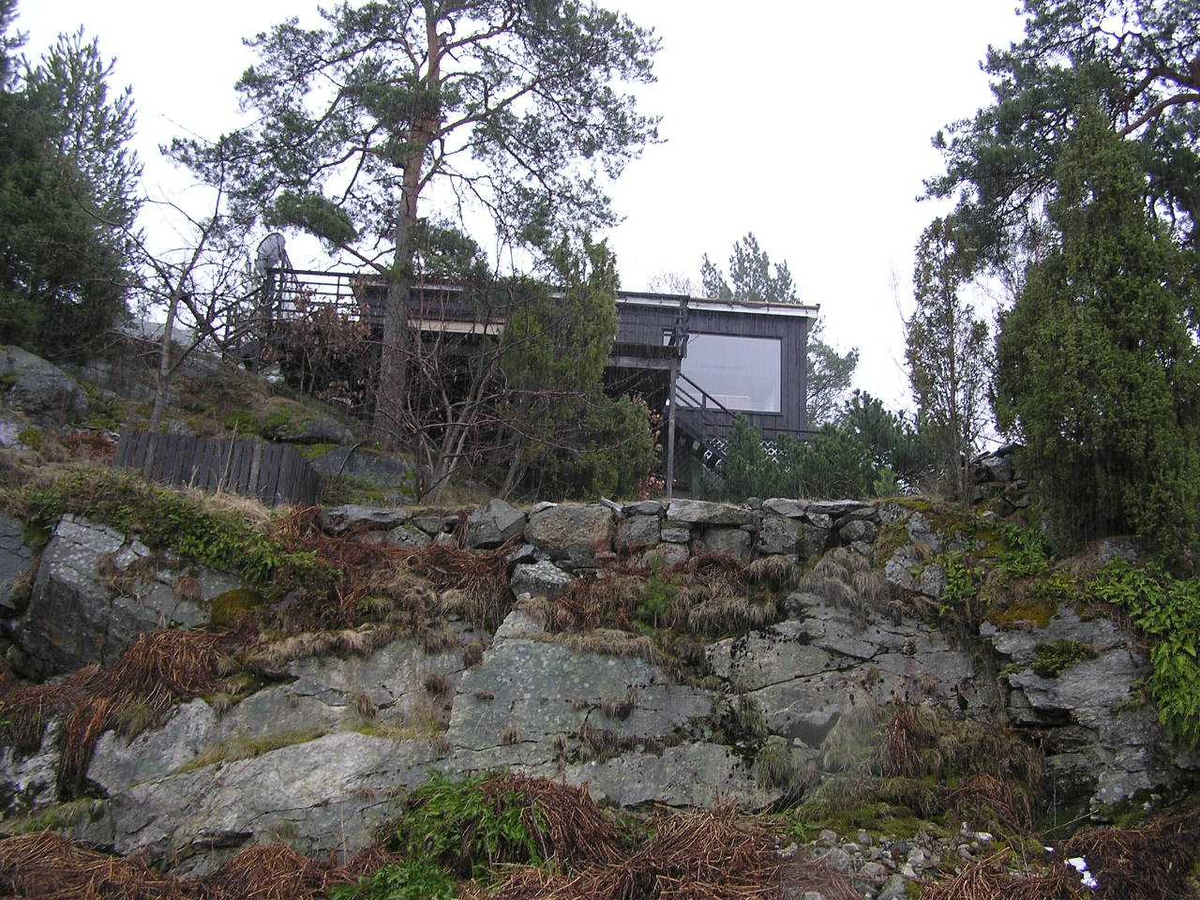 Hytta på Bærø. Bildet tatt 6.04.2005. Dagen etter ble hytta brent for få plass til en ny og større hytte. Håndverker ga tips og vi fikk hentet mange gjenstander som nå står i hytta "Solhaug" .Hytta fra ca. 1950-tallet. Inventar fra 1930-1970.