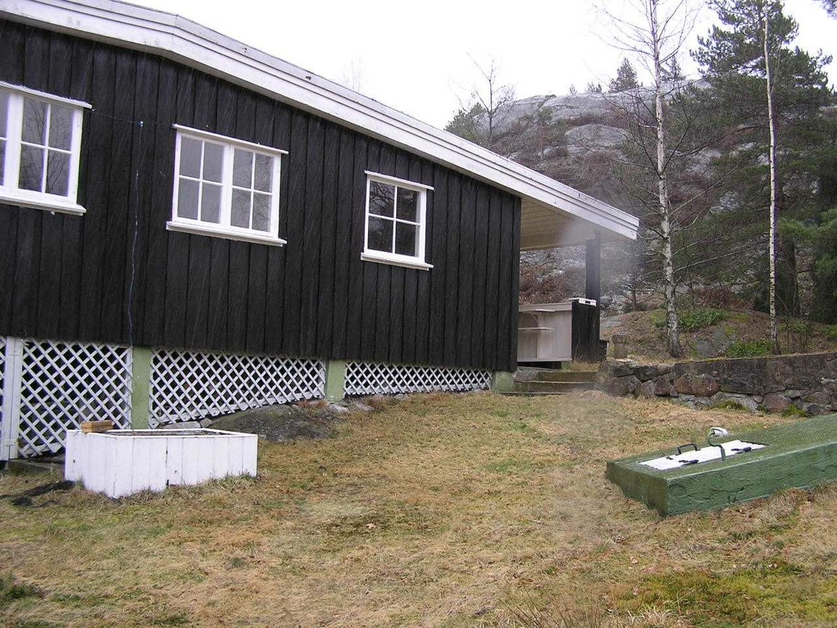 Hytta på Bærø. Bildet tatt 6.04.2005. Dagen etter ble hytta brent for få plass til en ny og større hytte. Håndverker ga tips og vi fikk hentet mange gjenstander som nå står i hytta "Solhaug" .Hytta fra ca. 1950-tallet. Inventar fra 1930-1970.