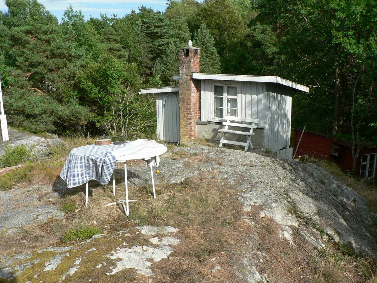 Hytte på Saltbutangen ble revet for å gi plass til en større hytte.  Idyllisk hytte med uthus og utedo. God utsikt til sjøen.