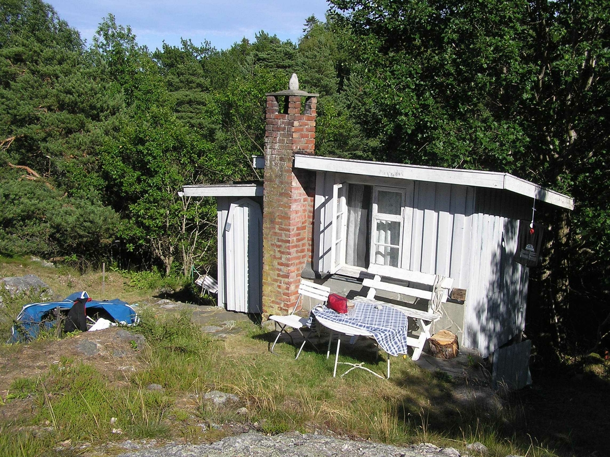 Hytte på Saltbutangen ble revet for å gi plass til en større hytte.  Idyllisk hytte med uthus og utedo. God utsikt til sjøen.