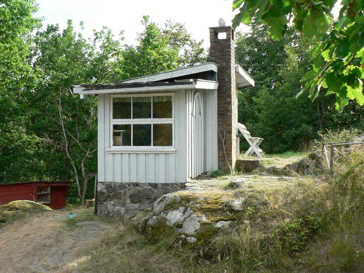 Hytte på Saltbutangen ble revet for å gi plass til en større hytte.  Idyllisk hytte med uthus og utedo. God utsikt til sjøen.